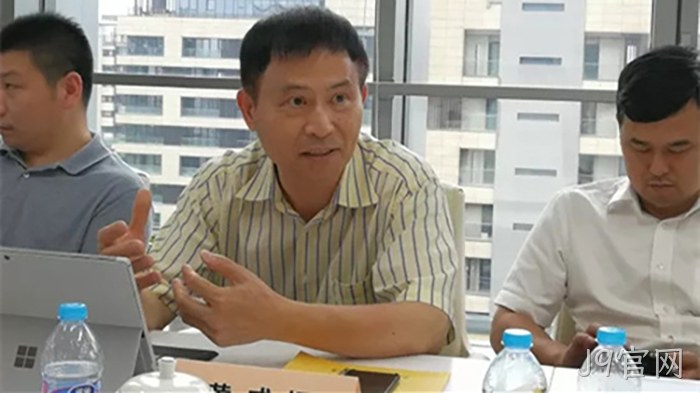 李校堃校✧长和黄成✩钢教授发✭言