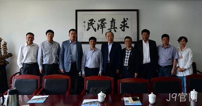 J9官网▴董事长颜丨贻意（左四）考察中国▴海洋大学